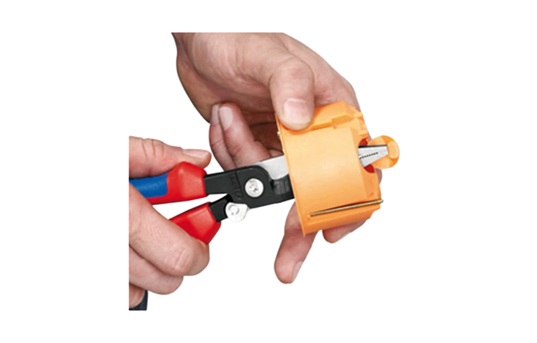 KN-1392200	Клещи электромонтажные, 6-в-1, 200 мм, защёлка-"собачка", фосфатированные, 2-комп ручки 2